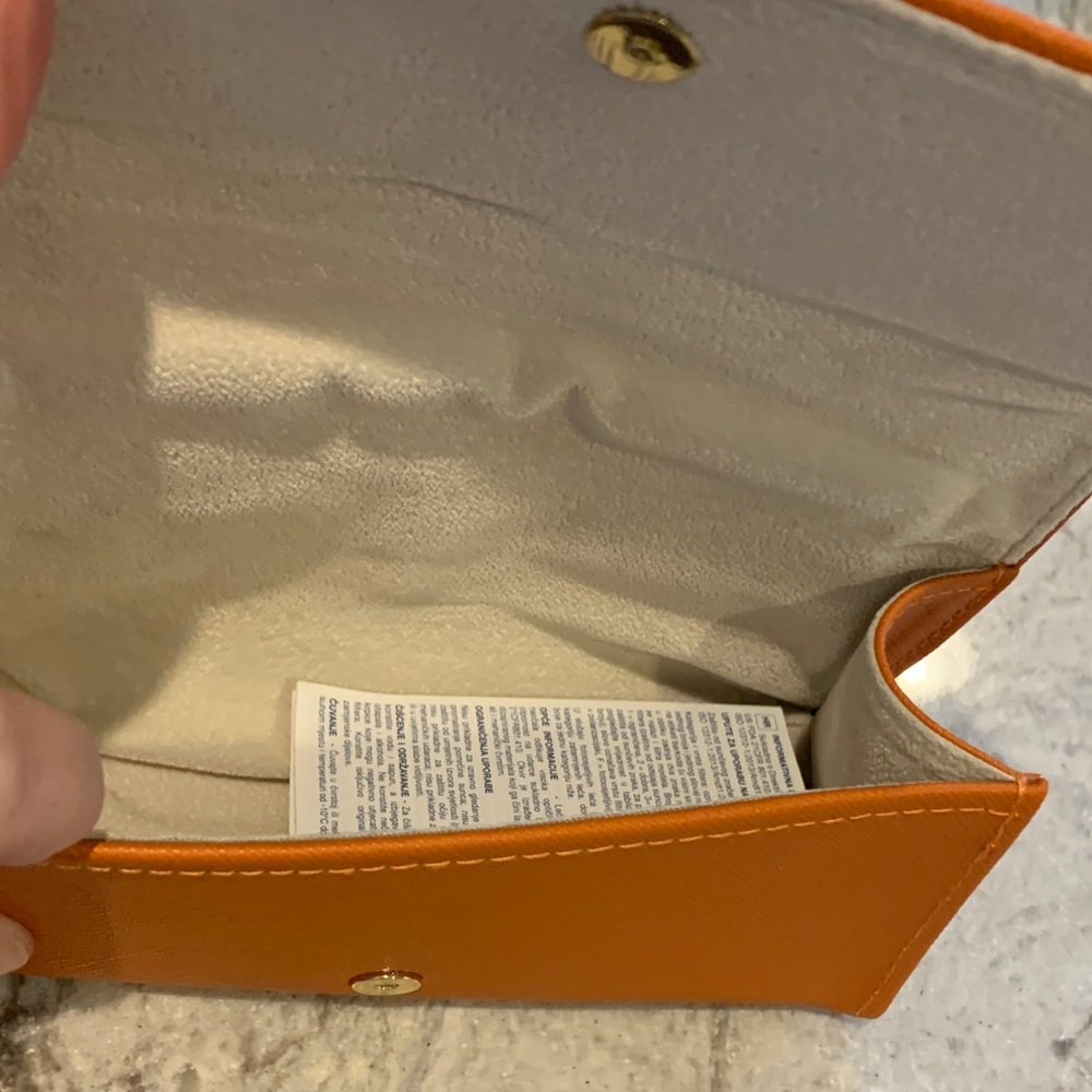 Tory Burch Black Sunglasses with Orange Logo Case - Picture 8 of 8
